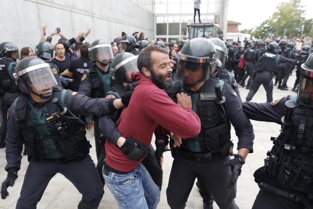 La Guàrdia Civil desallotja per la força el pavelló de Sant Julià de Ramis