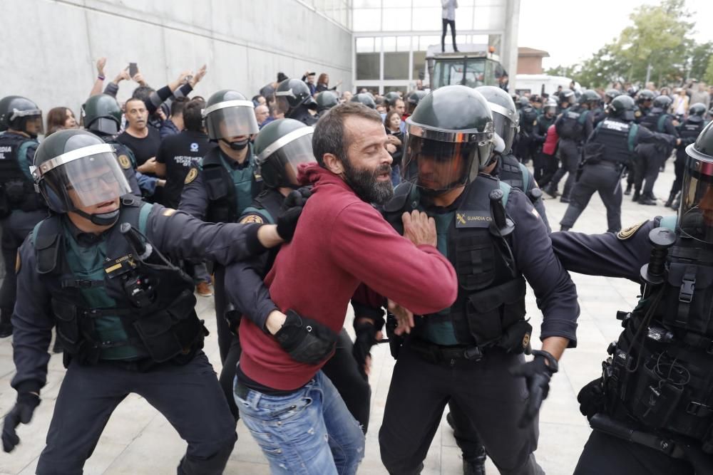 Guàrdia Civil i Policia Nacional desallotgen amb violència col·legis electorals gironins