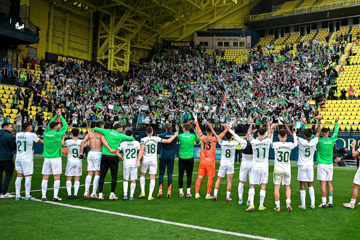 Los jugadores del Elche celebran con su afición la victoria del pasado domingo en Villarreal