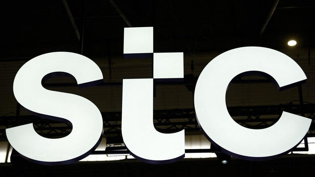 Logo de STC en la última edición del Mobile World Congress en Barcelona.