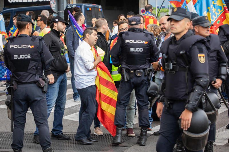 9 d'Octubre: Tensión en las manifestaciones en el centro de València