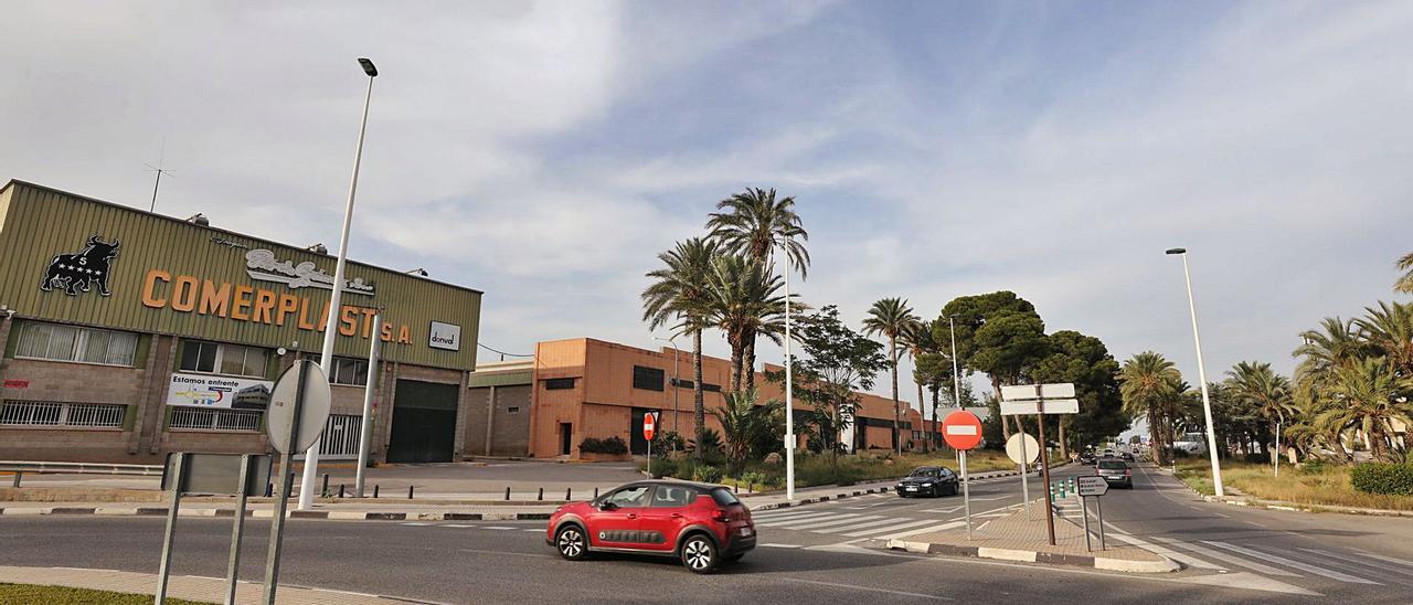 Los terrenos industriales de la carretera de Alicante, donde promotores de calzado quieren construir una zona comercial. | ANTONIO AMORÓS