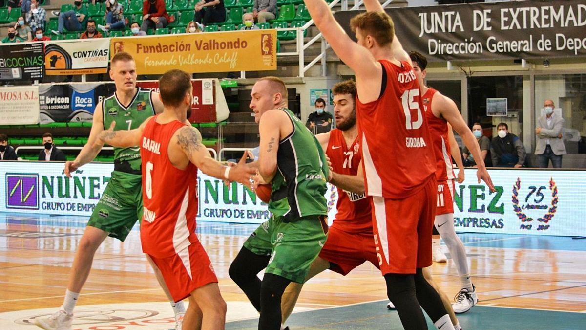 Barral, Rozitis i
Sevillano defensant
Schmidt.  bàsquet girona