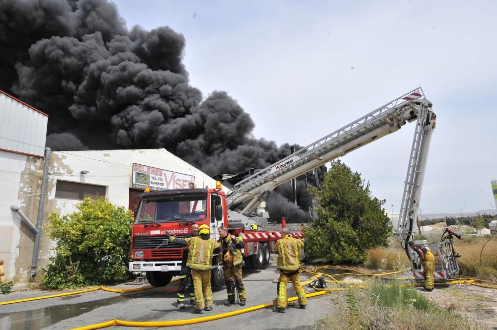 El fuego arrasa una nave con caucho en Crevillent