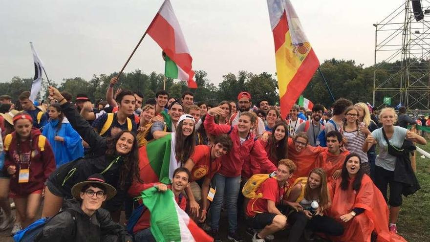 Los jóvenes gallegos, a su llegada al Parque Blonia, ayer en Cracovia.