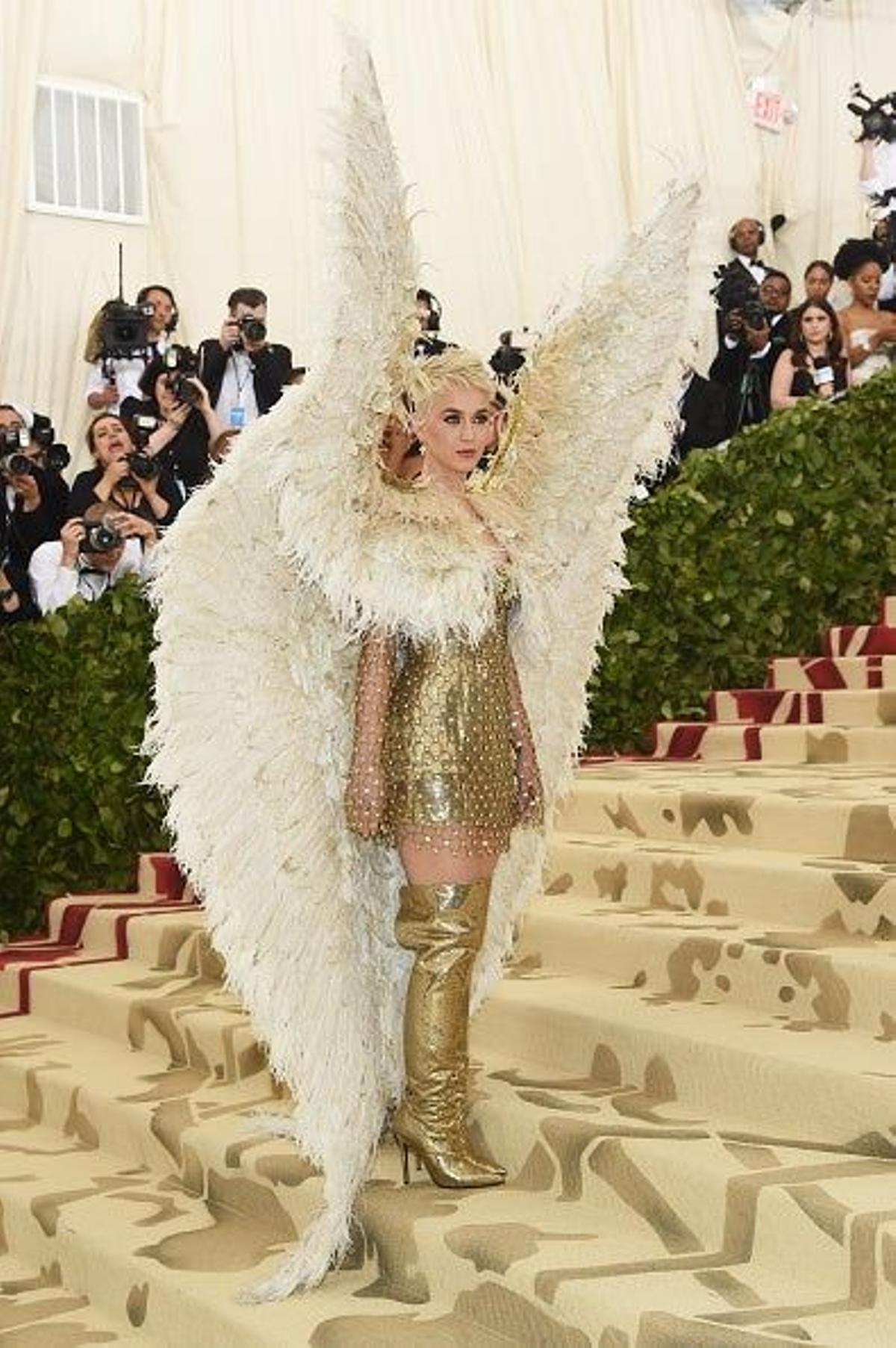 Katy Perry como salida de los ángeles de Grease en la Gala Met