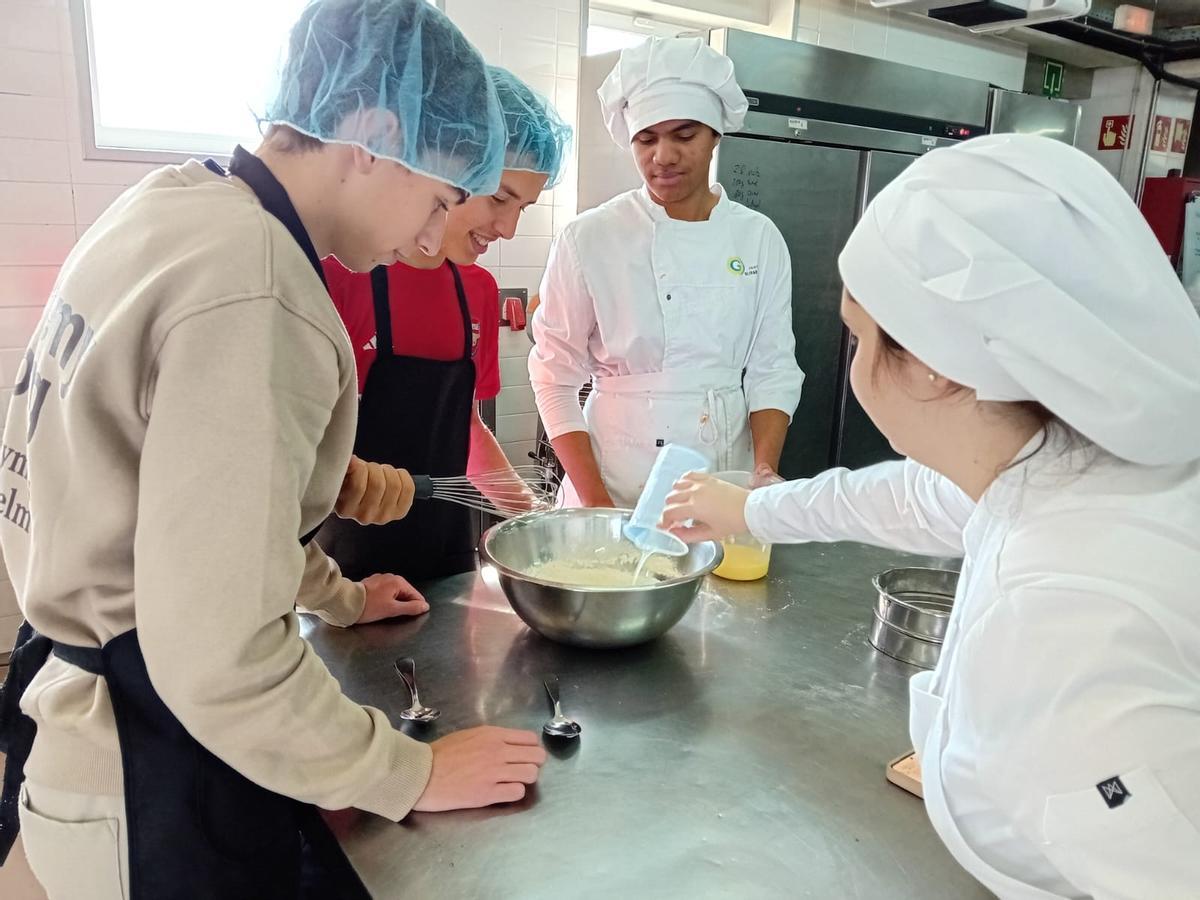 Alguns dels estudiants de francès treballant a l'obrador.