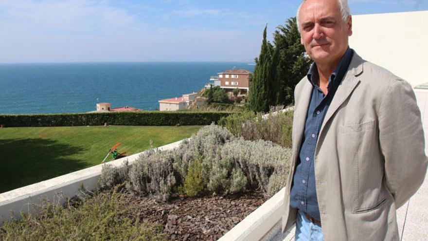 El director posa para la entrevista en la terraza superior de la sede del OMAU.