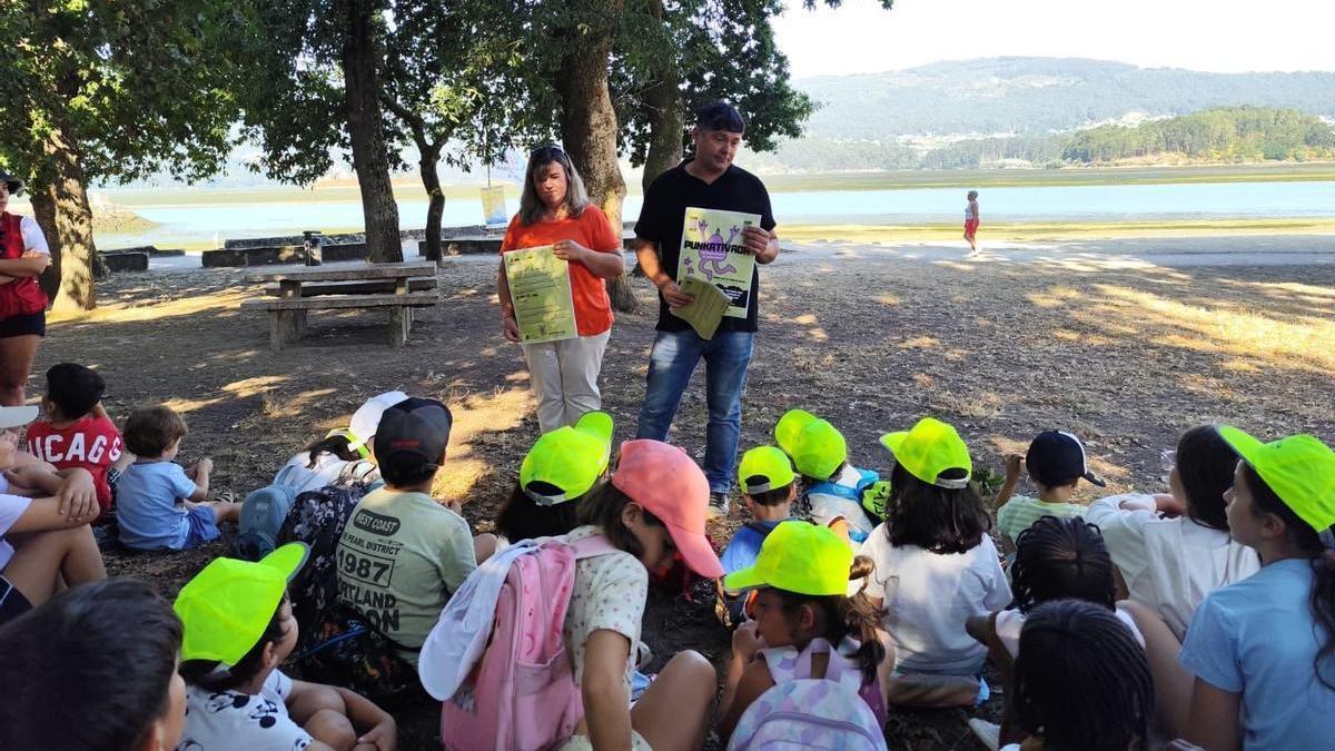 Manu Lourenzo, e a concelleira de Benestar Social e Igualdade, Rosana Martínez Boullosa, presentaron na Carballeira do Peirao unha nova edición da Punkativada.
