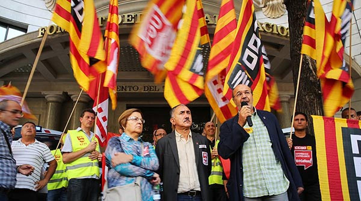 Els sindicats es concentren davant de la seu de Foment del Treball, a Barcelona, per reclamar ocupació digna.