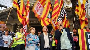 Els sindicats es concentren davant de la seu de Foment del Treball, a Barcelona, per reclamar ocupació digna.