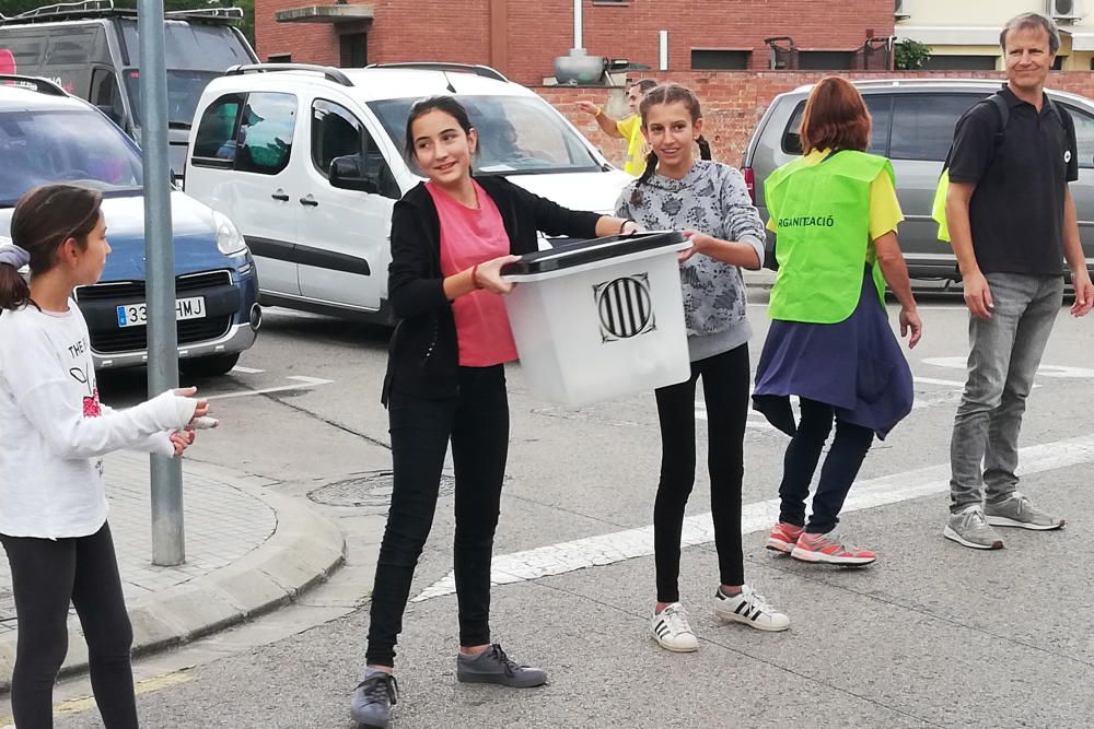 Milers de persones en la cadena humana de Sant Julià de Ramis a Aiguaviva per commemorar l'1-O