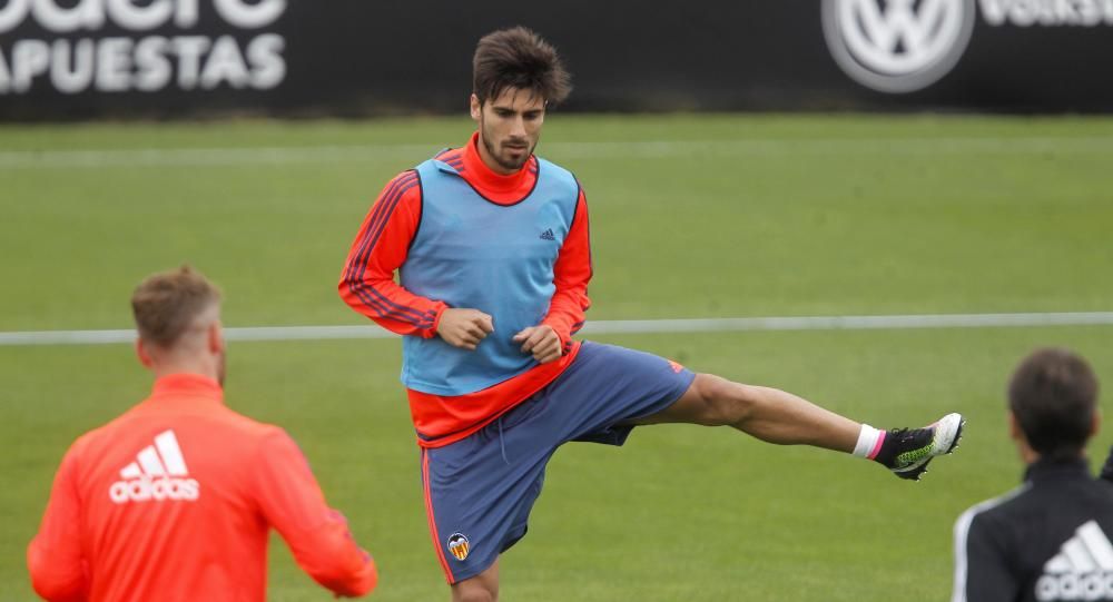 Último entrenamiento del Valencia antes del partido contra el Real Madrid