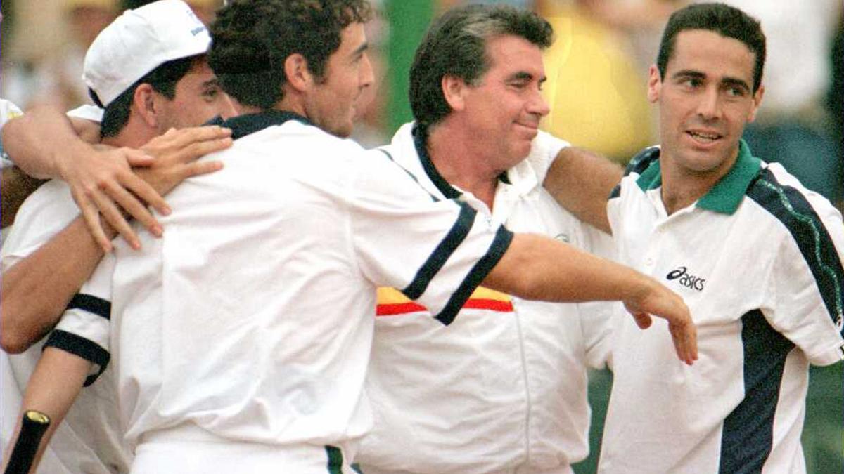 Manolo Santana, con el equipo español de la Copa David en 1996.