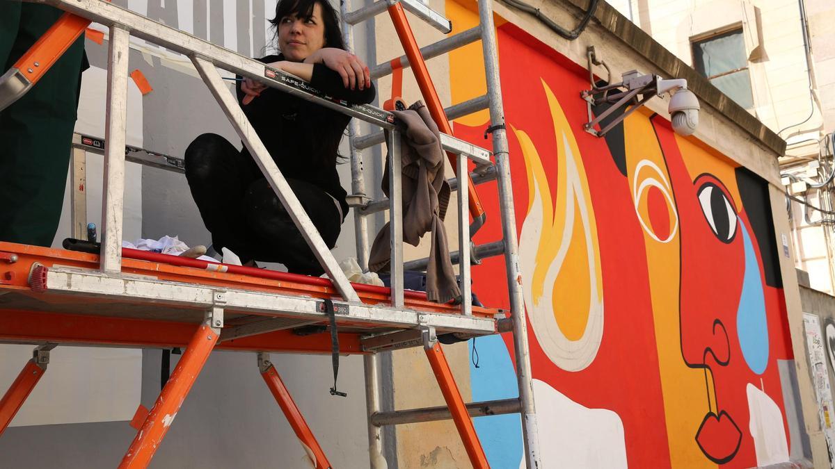 Maria Corte, en el andamio, ya en la recta final de la elaboración del mural.