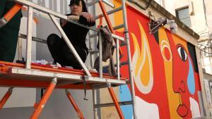 Maria Corte, en el andamio, ya en la recta final de la elaboración del mural.