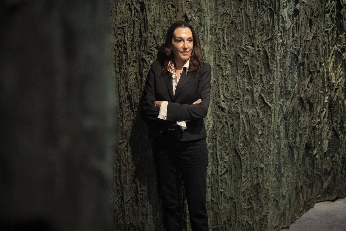 La artista Cristina Iglesias junto a algunas de sus obras durante la inauguración de su primera exposición monográfica en La Pedrera, en Barcelona, el 8 de octubre de 2025.