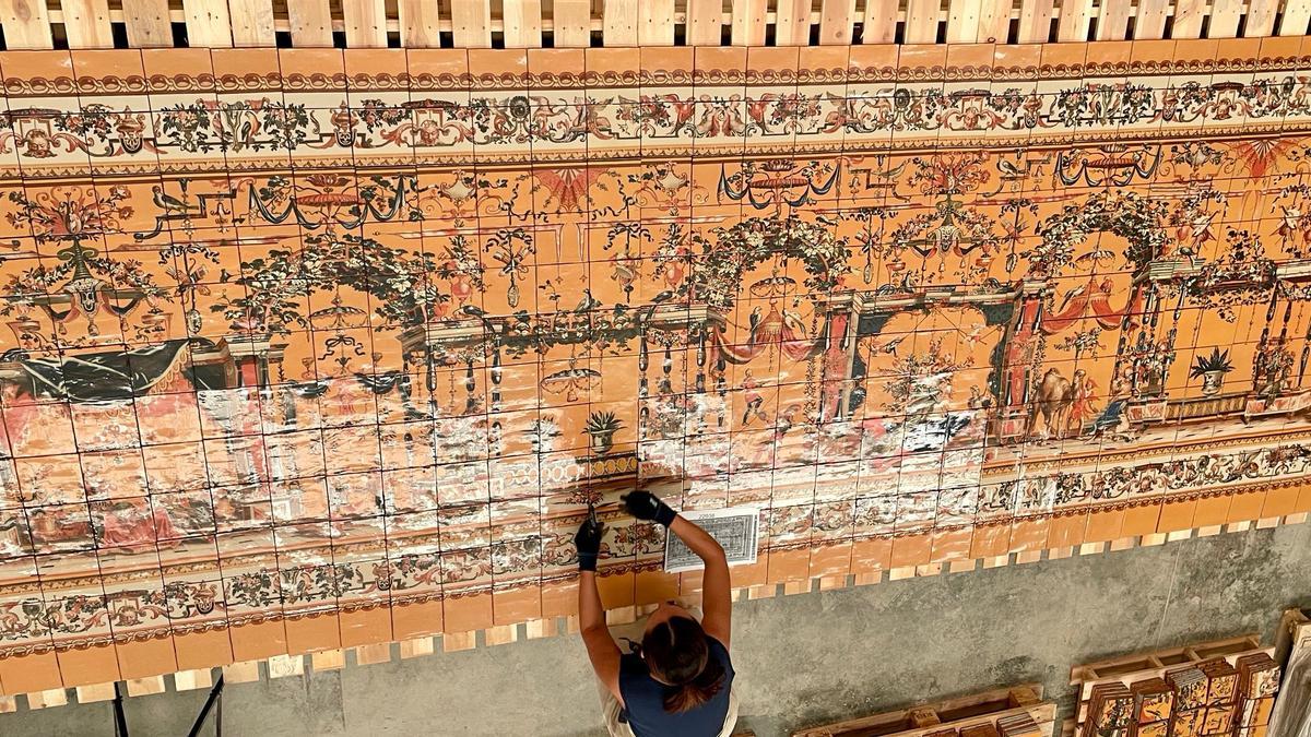Preparación del mural que Claur elaboró para el restaurante en Bogotá del futbolista James Rodríguez.