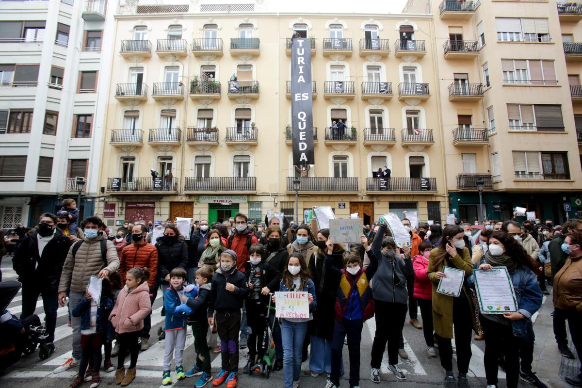 Protesta en la calle Turia ante el desahucio de 16 familias para construir apartamentos turísticos