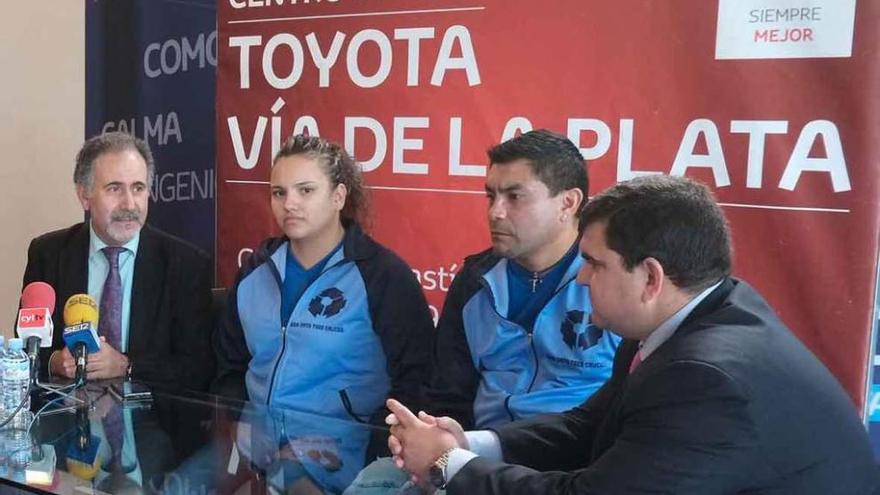 Isabel López Chávez, en el centro, junto a los participantes en el acto de presentación celebrado ayer.