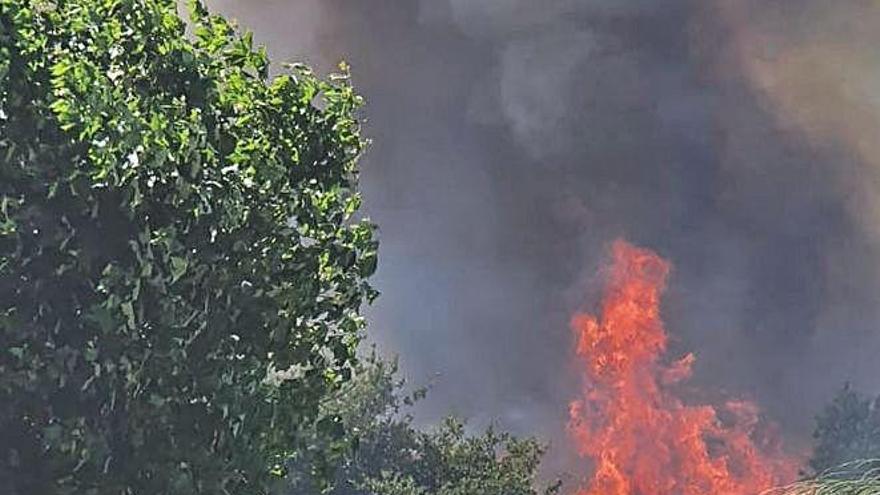 La carretera PO-548, cortada durante las labores de extinción del fuego en Abalo.