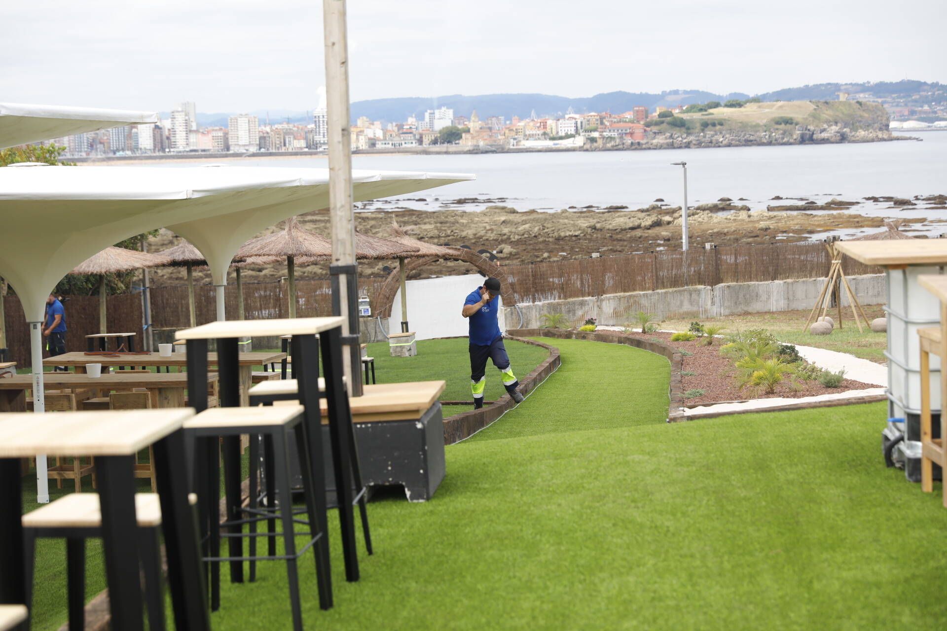 Gijón estrena chiringuito con vistas a la bahía de San Lorenzo (en imágenes)