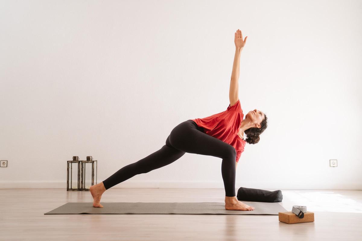 Laya Bou realizando una postura de yoga.