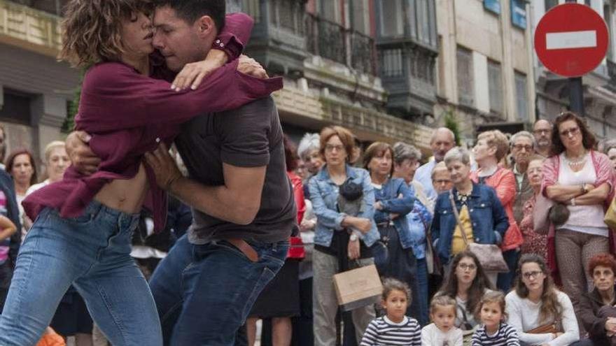 Héctor Plaza y Agnes Sales, ayer, en Milicias Nacionales durante su actuación.