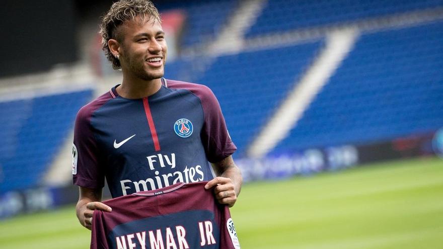 Neymar durant la seva presentació amb el PSG