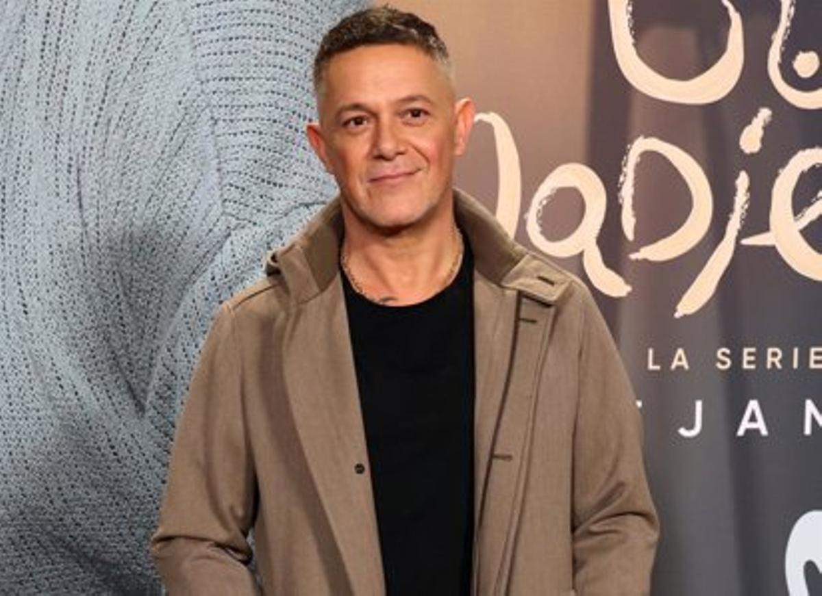 El cantante madrileño se refugia en su vivienda de más de 6.500 metros cuadrados en una zona exclusiva de la capital