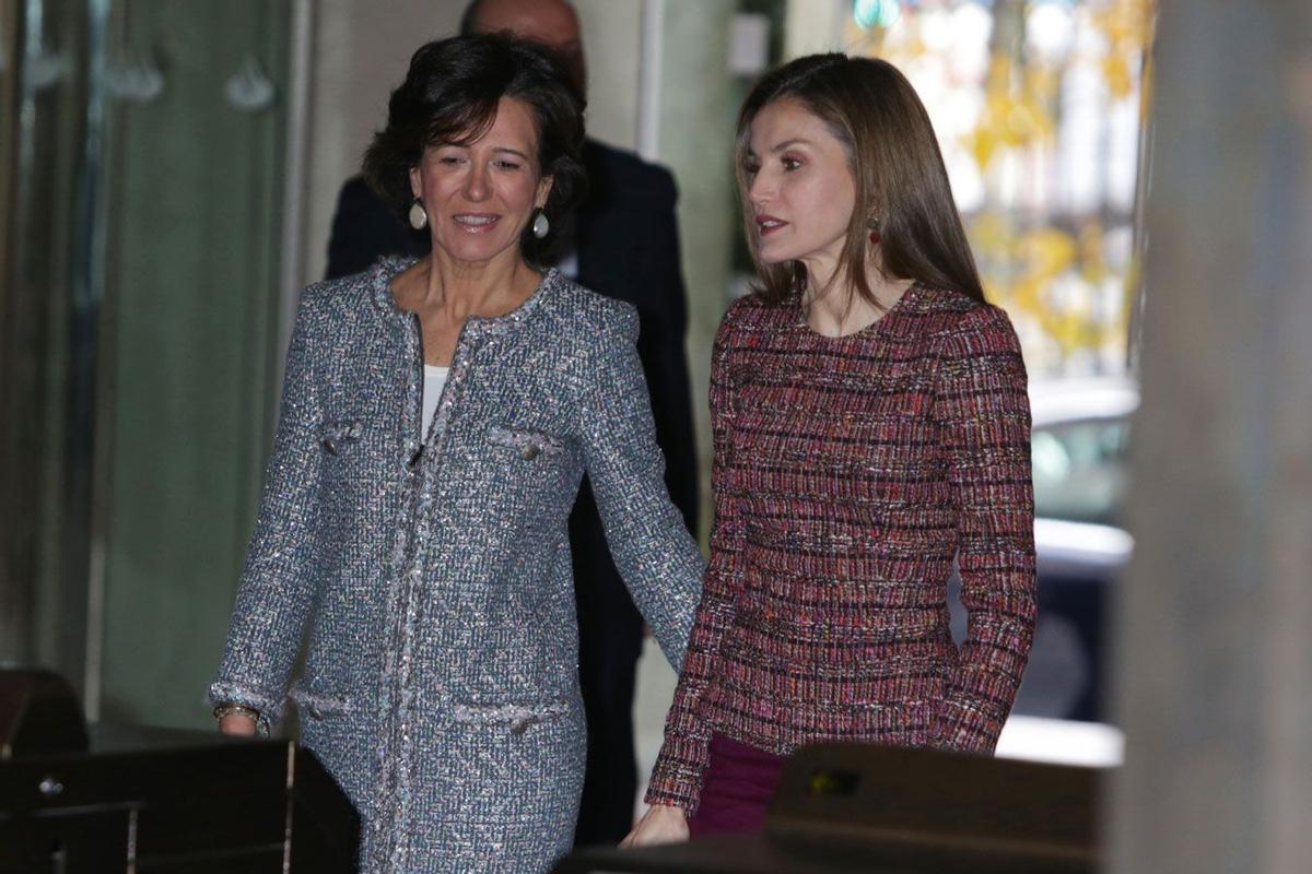 Letizia Ortiz con top de tweed junto a Ana Patricia Botín