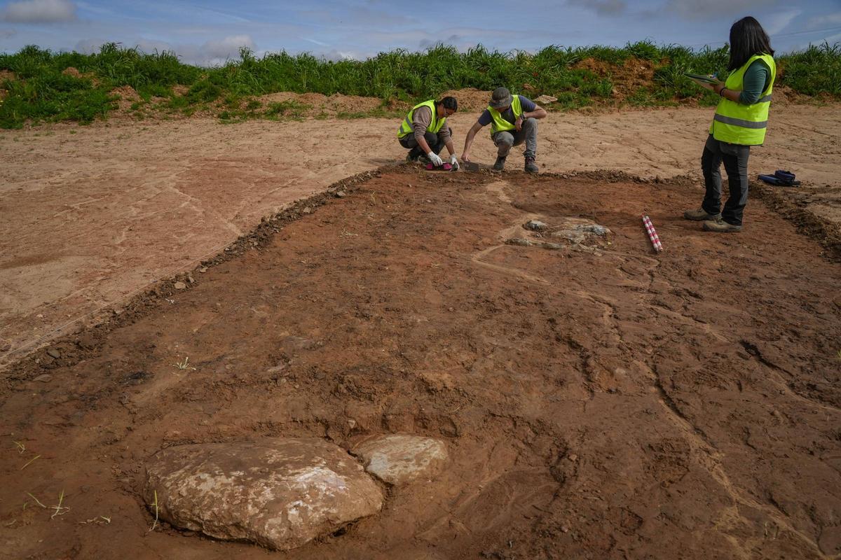 Dos de las tumbas halladas en el yacimiento romano de la N-432.