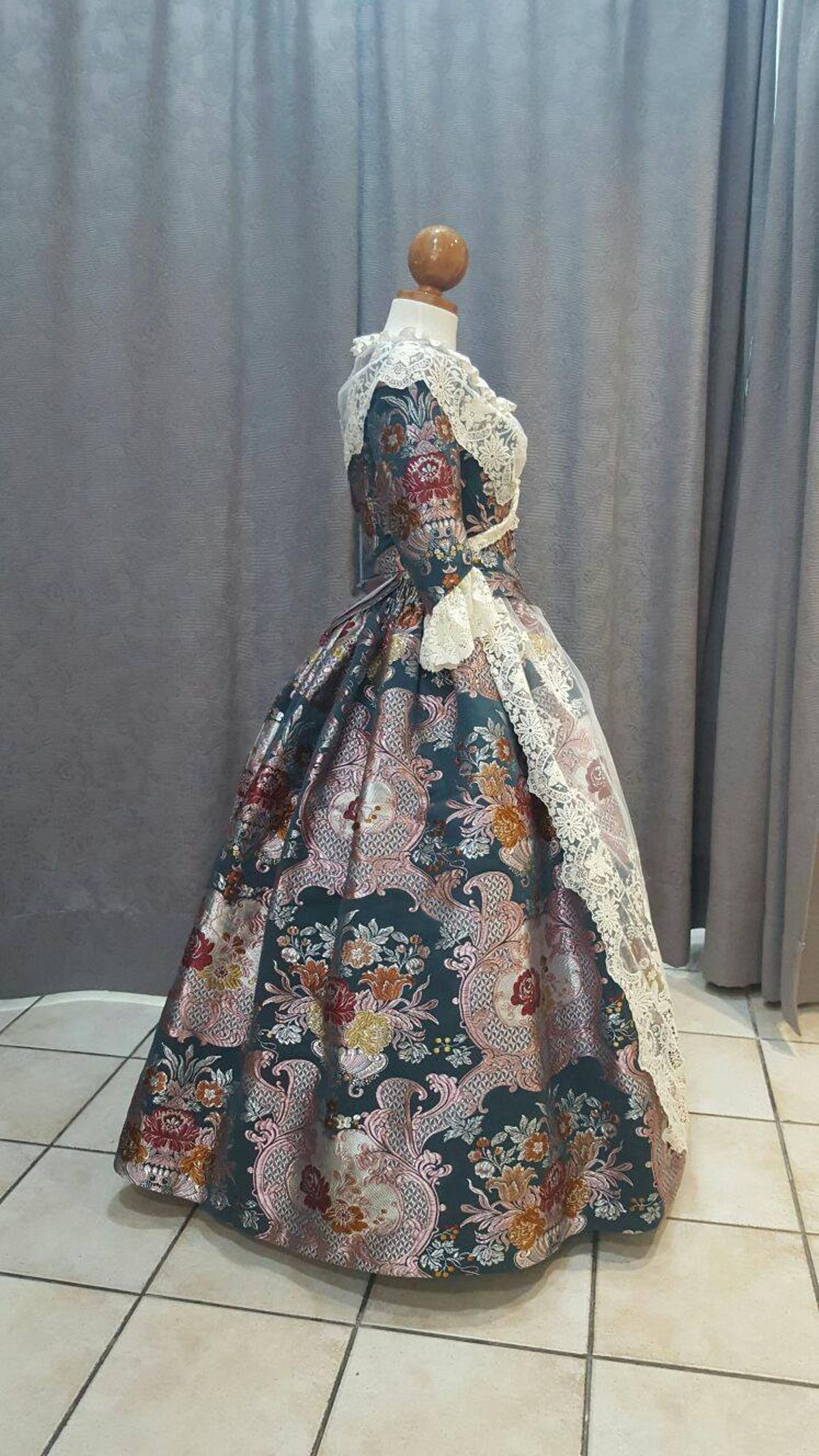 Marie Pérez, fallera mayor 2015, en fondo Océano con tonalidades rosadas, ocres y burdeos. Marie Pérez, fallera mayor 2015, en fondo Océano con tonalidades rosadas, ocres y burdeos.