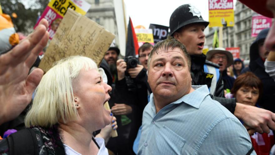 Manifestantes protestan contra Trump en Londres.