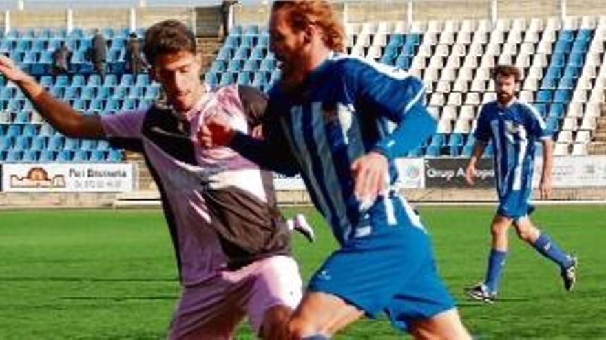 Serramitja intenta conduir la pilota davant la pressió d&#039;un jugador del Sabadell B.