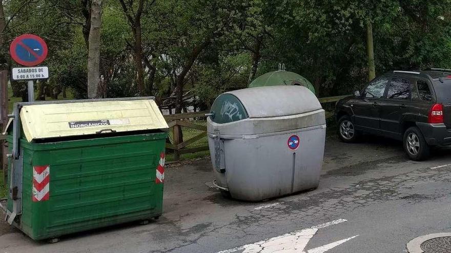 Contenedores de basura ubicados en el centro de Arteixo.