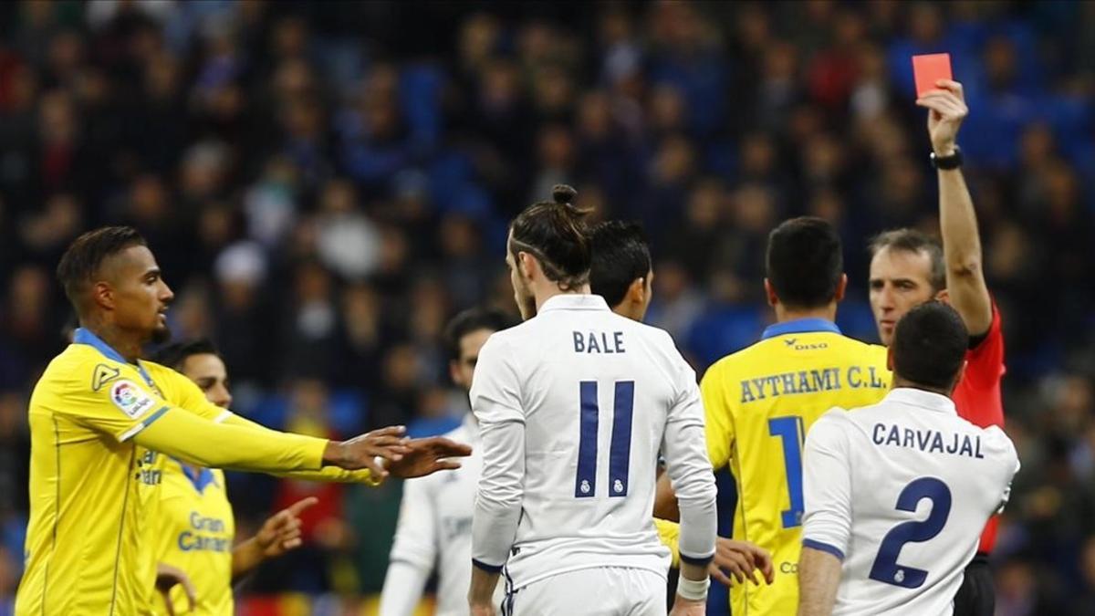 El árbitro expulsa a Bale tras su agresión a Jonathan Viera.