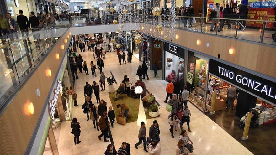 Los centros comerciales abren con afluencia limitada de clientes y descuentos
