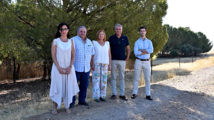 Representantes del Ayuntamiento y de La perdiz, tras la firma del convenio.