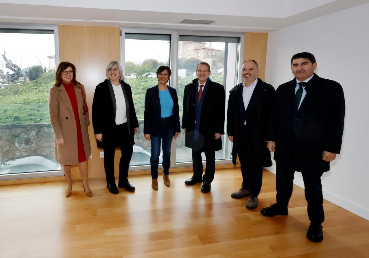 La ministra de Vivienda, Isabel Rodríguez, y el alcalde de Vigo, Abel Caballero, con otros cargos y autoridades en el inmueble visitado en Gran Vía.
