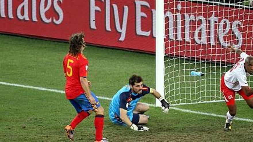 Momento en que Fernandes anota el gol ante la desorientada defensa española.