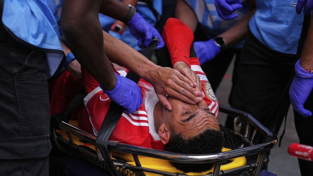 Jamal Musiala es evacuado del terreno de juego en camilla tras la lesión.