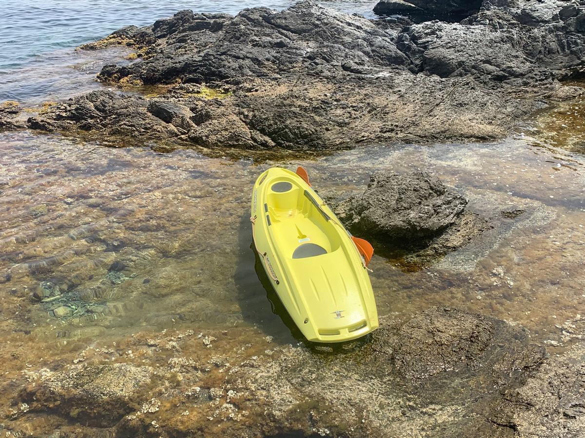 Lluís Gratacós arriba en caiac o nedant a les roques per fer la collita de la sal