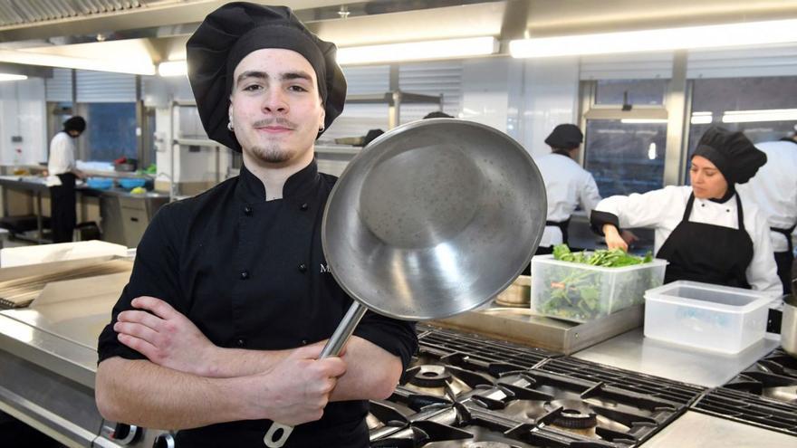 Mateo de Miguel Blanco Martí, ayer, en las cocinas del centro Paseo das Pontes.   | // VÍCTOR ECHAVE