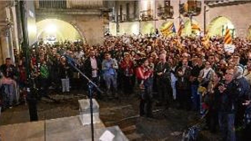 La plaça del Vi va reunir politics i ciutadans per donar suport a Mas, Rigau i Ortega.