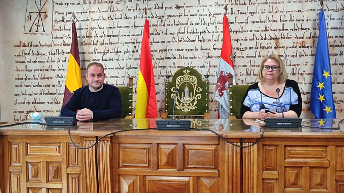 El presidente de Ahurvabe, Luis Fernando Lena, y la concejala de Cultura, Marian Martínez en la presentación. | E. P.