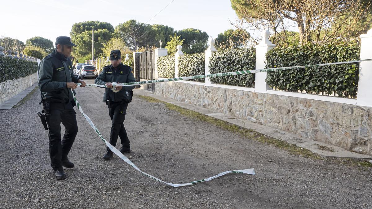 Dos agentes de la Guardia Civil precintan el acceso a la callé del chalé de Óscar S.