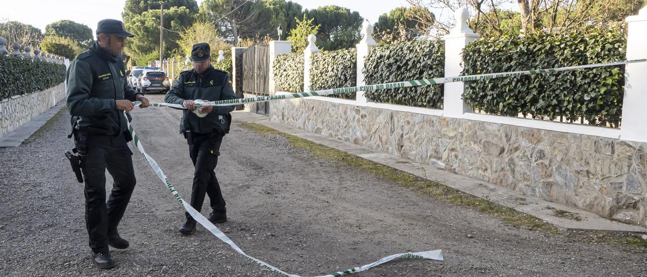 Dos agentes de la Guardia Civil.