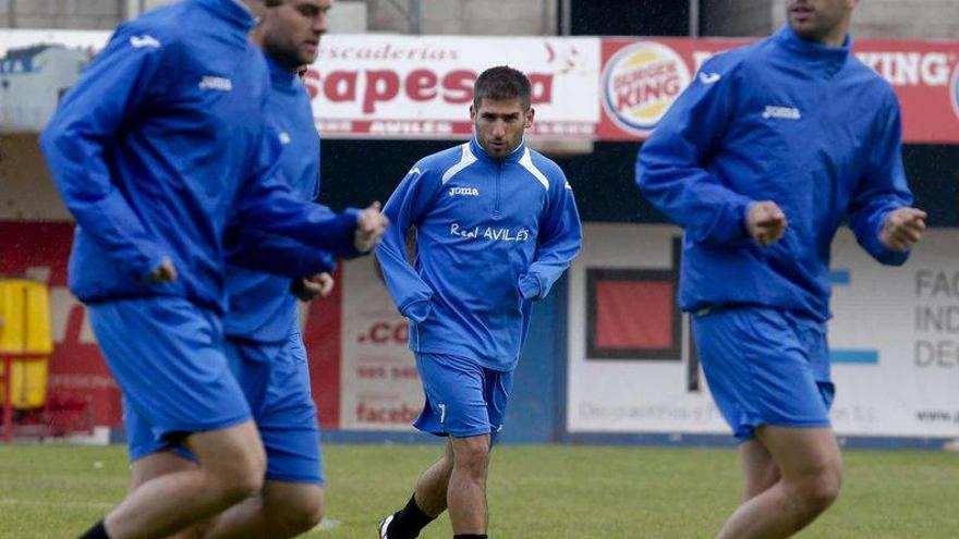 Álex Arias, en el centro, en el entrenamiento de ayer en el Suárez Puerta. | mara villamuza