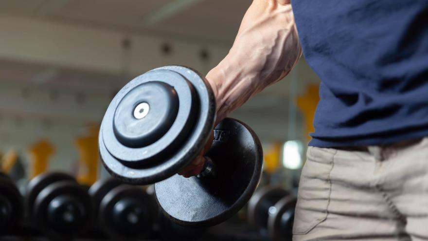 Un detective lo vio levantando 30 kilos en el gimnasio cuando estaba de baja por el hombro: la Justicia avala el despido por “simular” la lesión